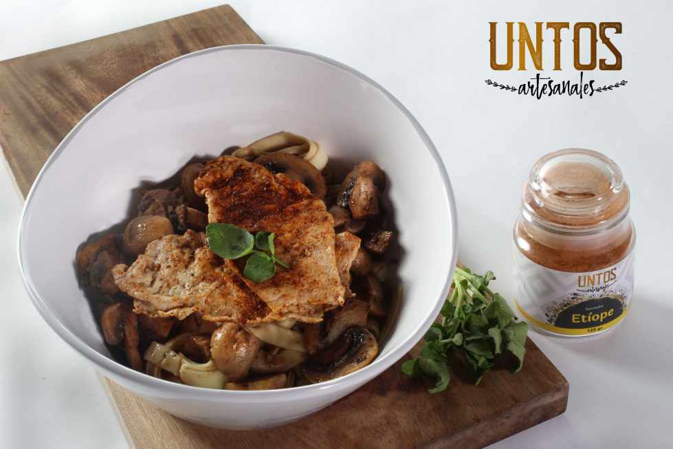 Fetuccini con Láminas de Cerdo y Unto Etíope