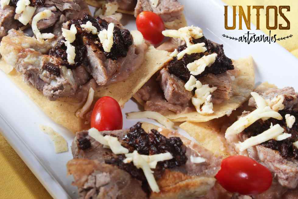 Nachos con T-Bone y Mermelada Chipotle